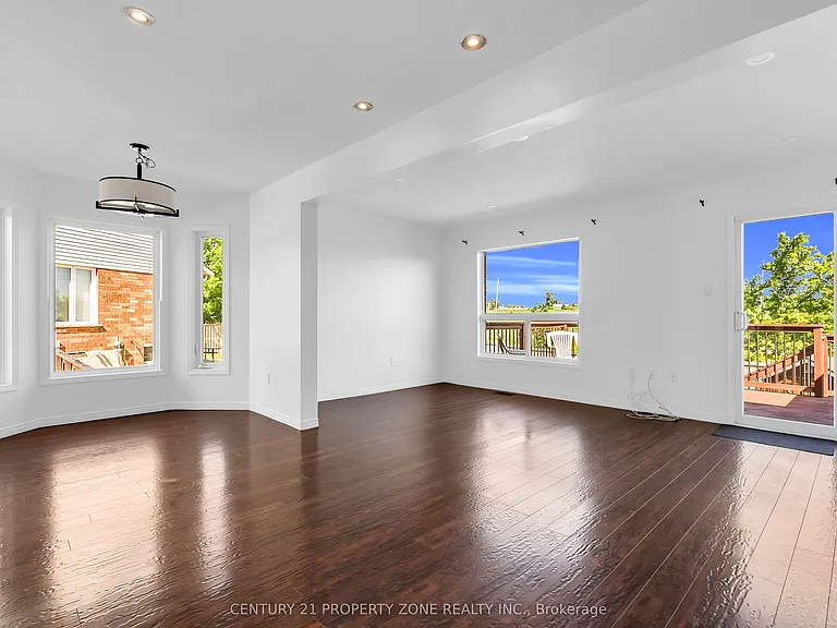 75 Benjamin Cres — Photo 8