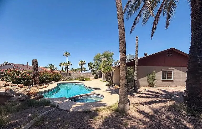 1304 W Alamo Dr — Photo 2