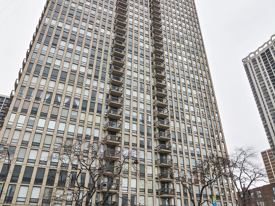1660 N. LaSalle Street - front view of building. The LaSalle 156 bus stops in front of 1660 building each weekday morning to Loop.