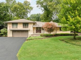 2520 Charing Rd, Upper Arlington, OH 43221