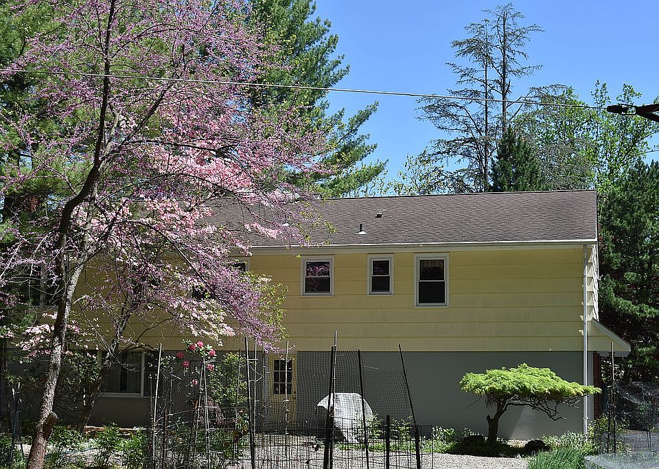 2nd image of 225 Hilltop Ct