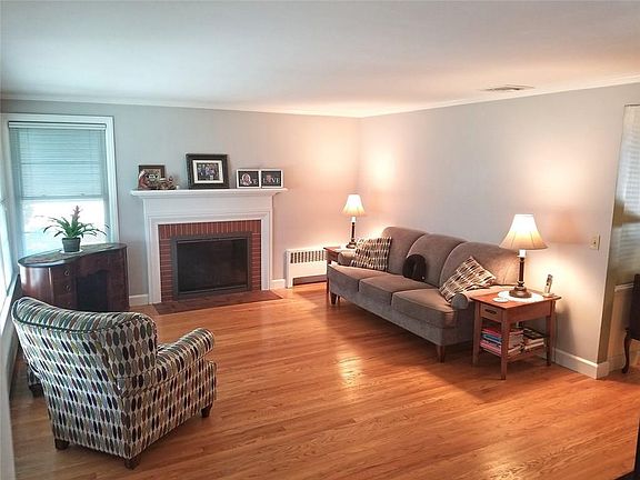 5th image of 35 Glenmere Dr