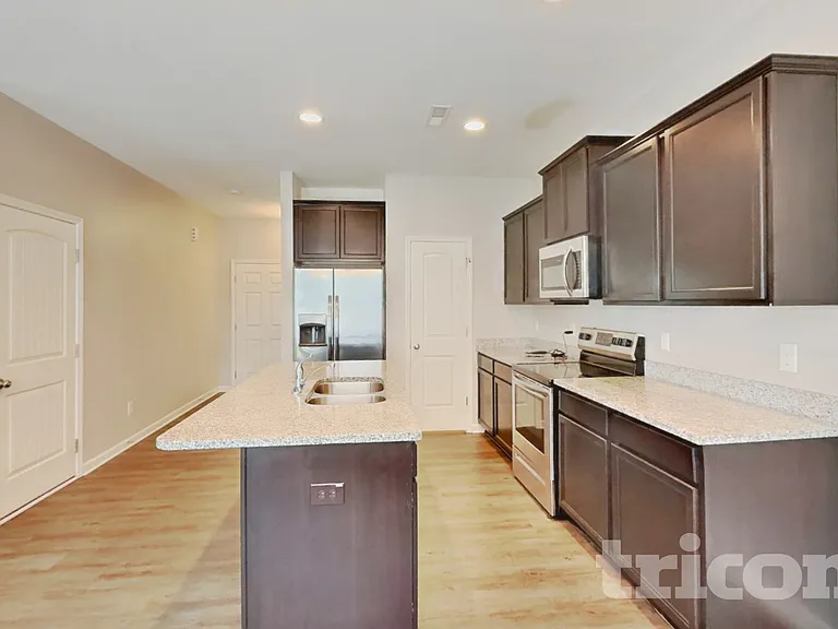 104 Yadkin St — Photo 6