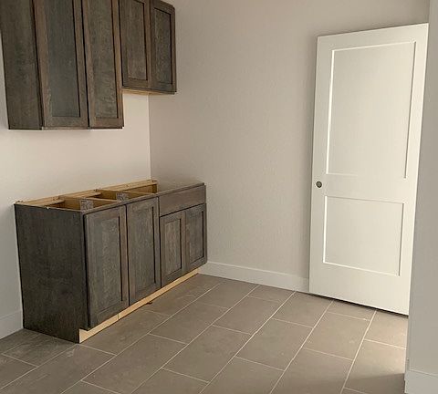 Large laundry Rm/sink