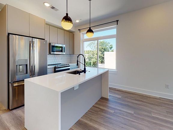 2nd image of 812 N 16th St #3B-3Ba-1800Sqft