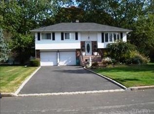 15 Hewlett Ln, Oakdale, NY 11769