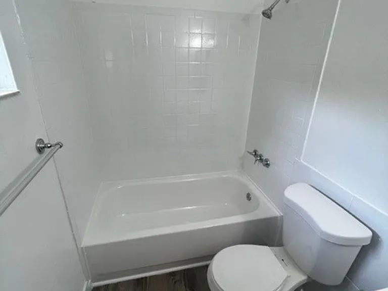 2500 Johnson St — Photo 24