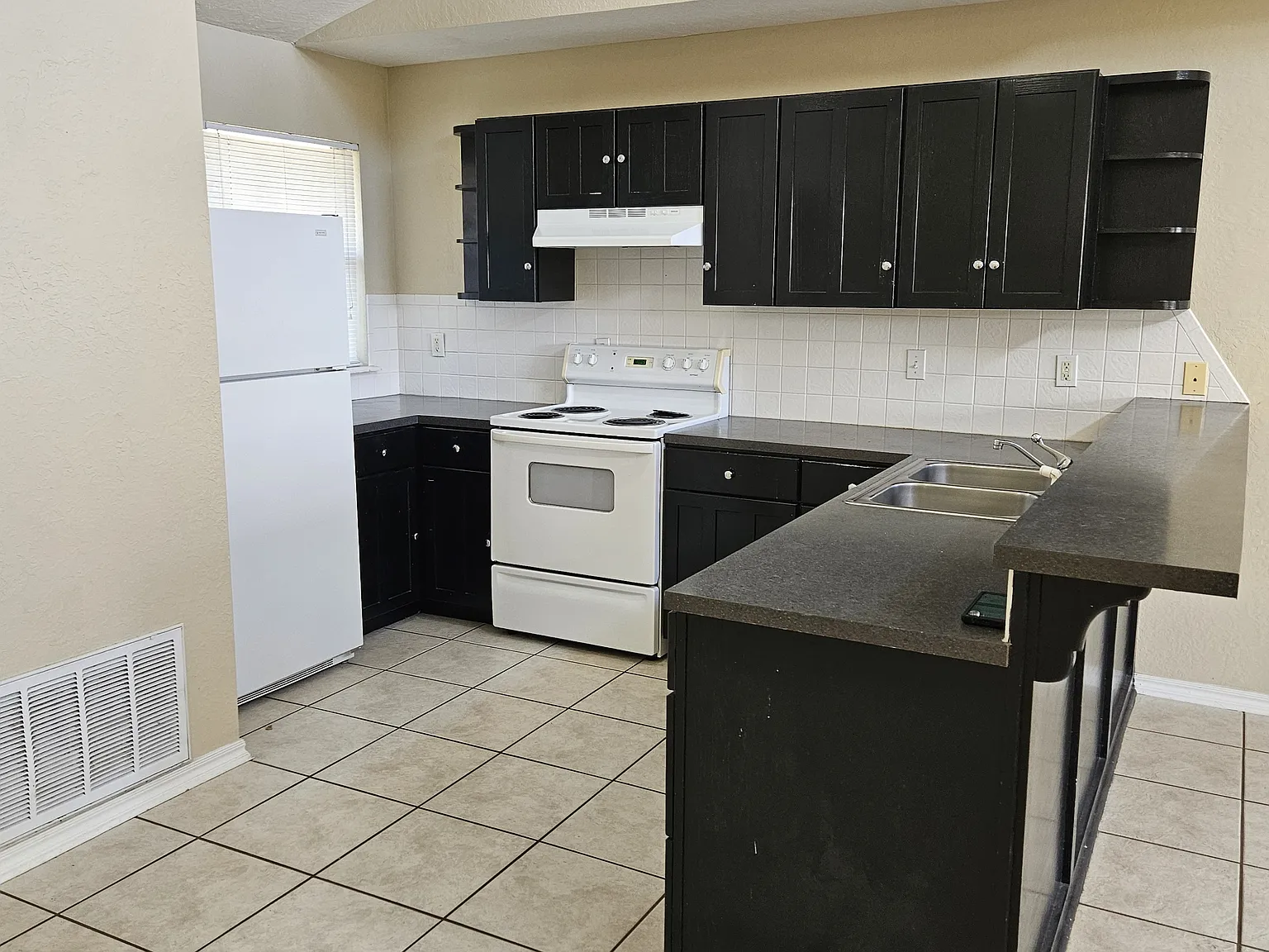 2 bed, 1000 sqft, $1,300 — Photo 3