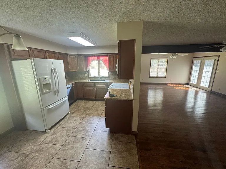 605 E Maplewood St — Photo 3