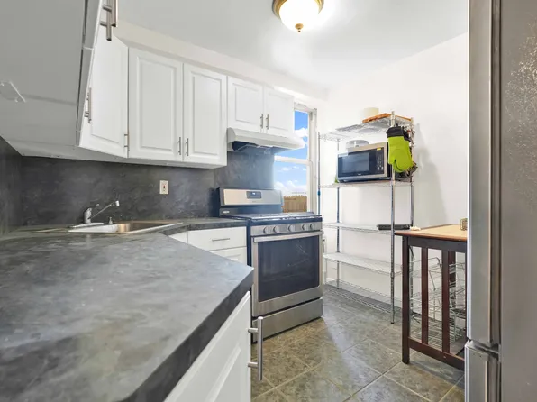 61-20 Grand Central Parkway image 7 of 24