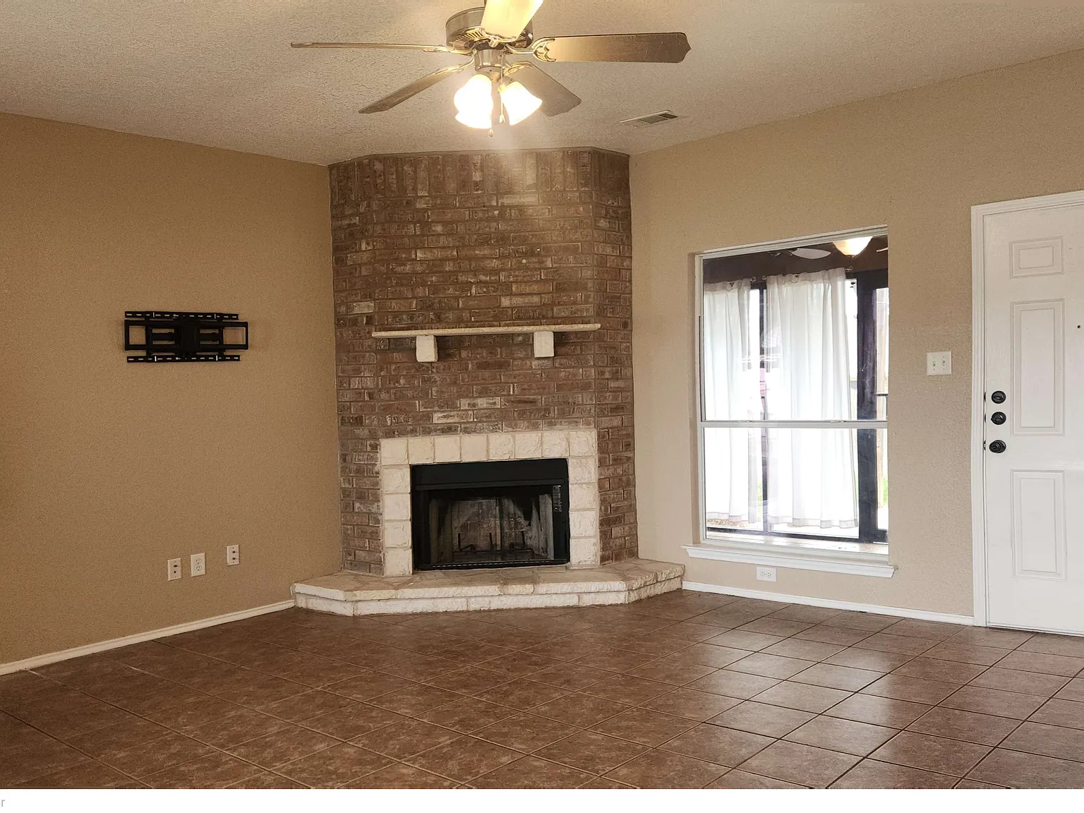 3 Bed, 2 Bath Home — Photo 2