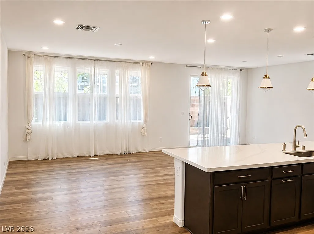 5 bed, 3.0 bath, 2475 sqft, $2,495 — Photo 3