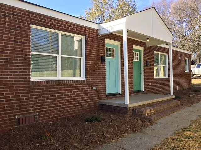 2218 Rozzelles Ferry Rd — Photo 4