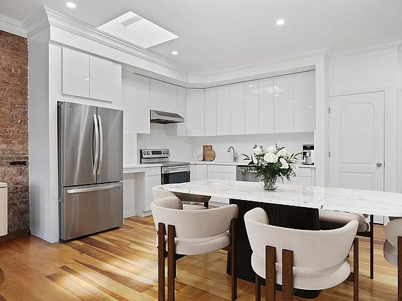 4th image of 328 W 46th St APT 3