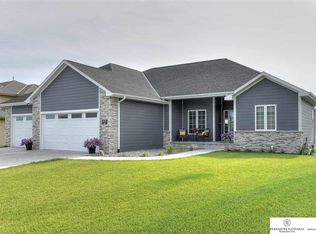 6629 Ridgewood Dr, Papillion, NE 68133