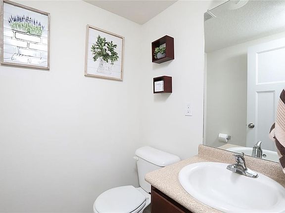 3rd image of 1245 Crestview Dr