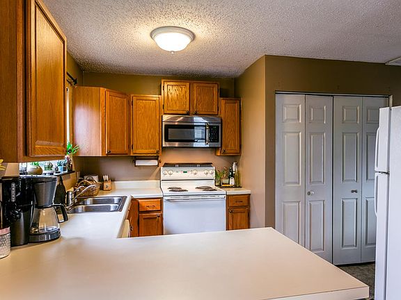 2nd image of 909 Northfield Ct