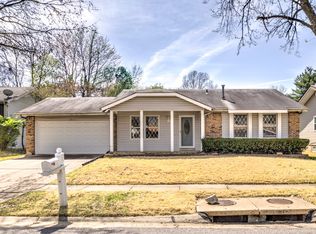 11953 El Camara Dr, Florissant, MO 63033