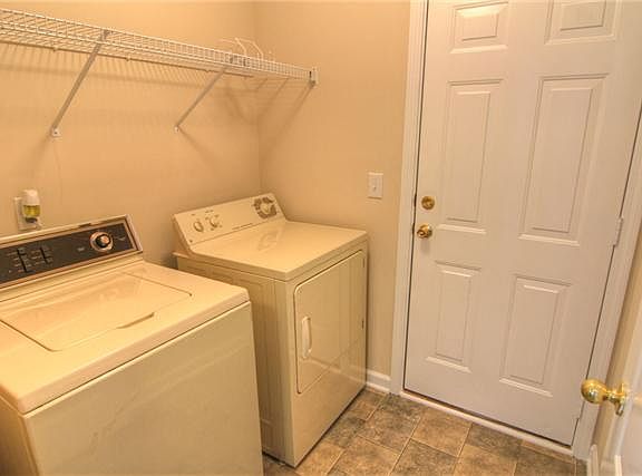 5th image of 107 Hereford Ct