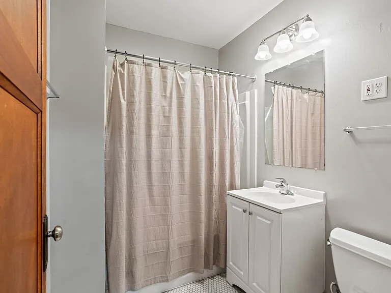 3040 N Maryland Ave — Photo 13