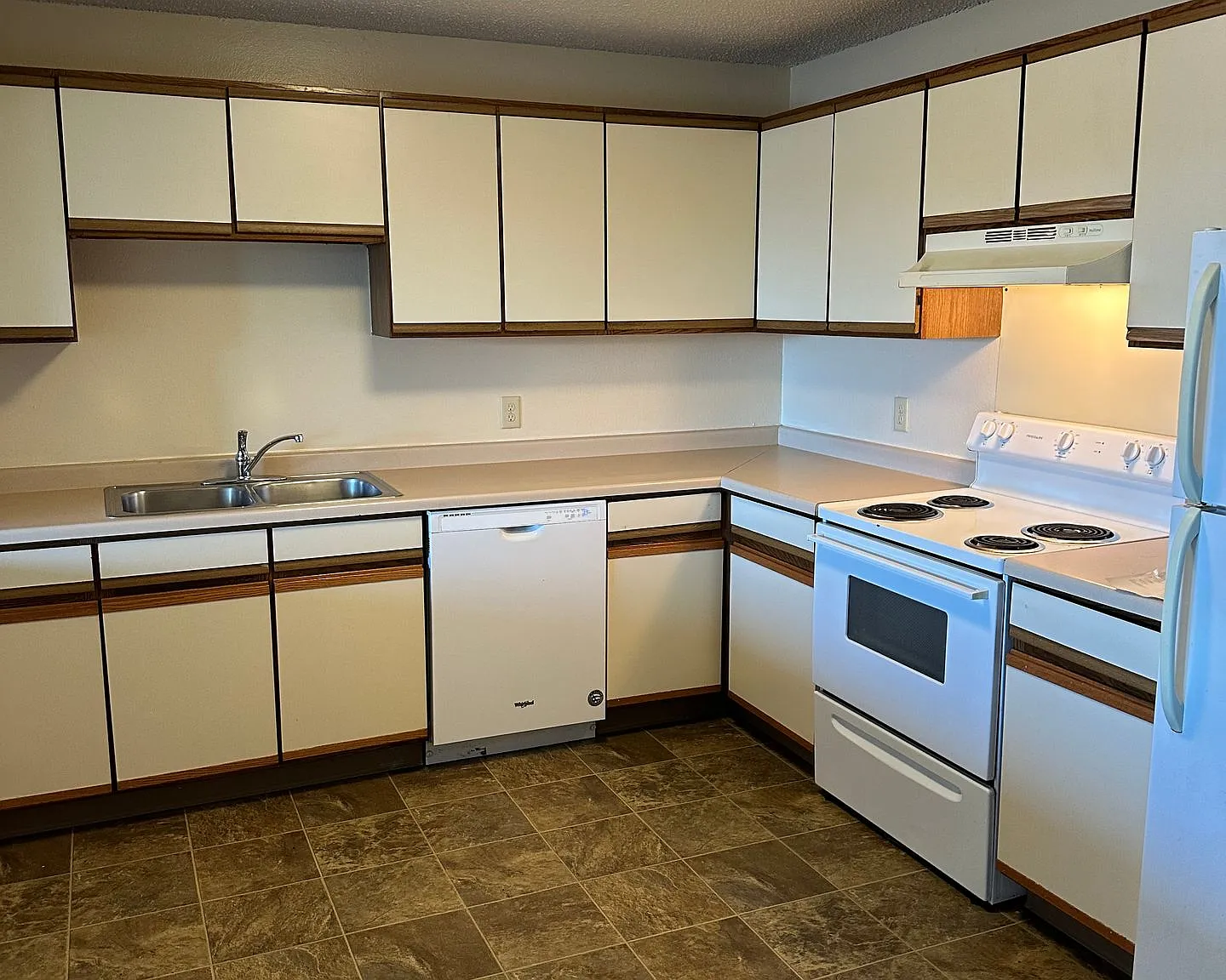 3 Bedroom Apartment — Photo 2