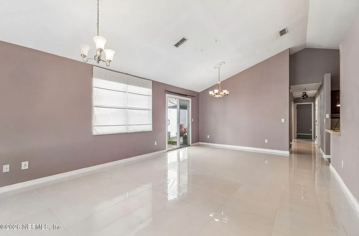4 bed, 1400 sqft, $1,950 — Photo 2