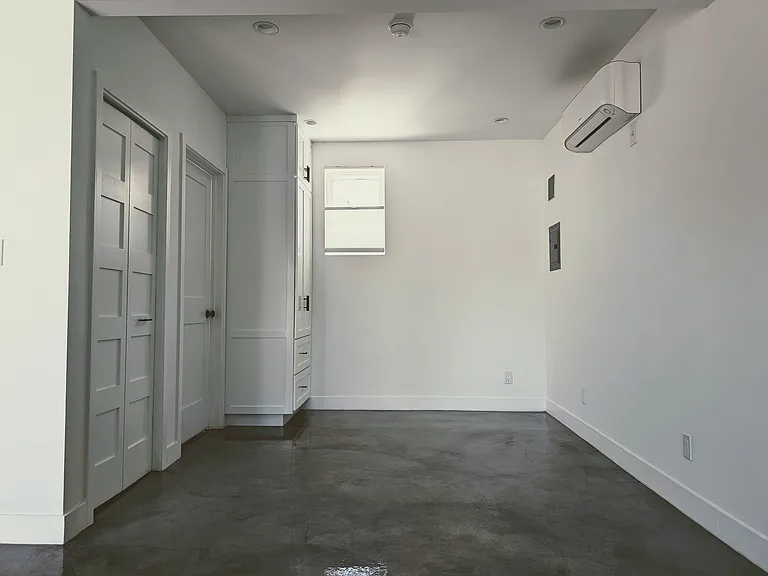 1731 Franklin St #4 — Photo 12