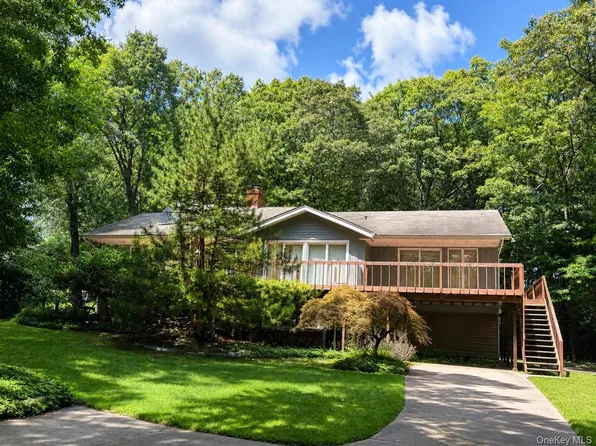 31 Ridge Road, Smithtown, NY 11787