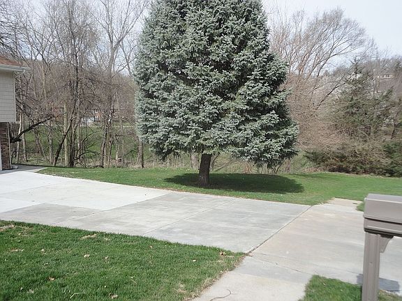 4th image of 814 Moore Dr