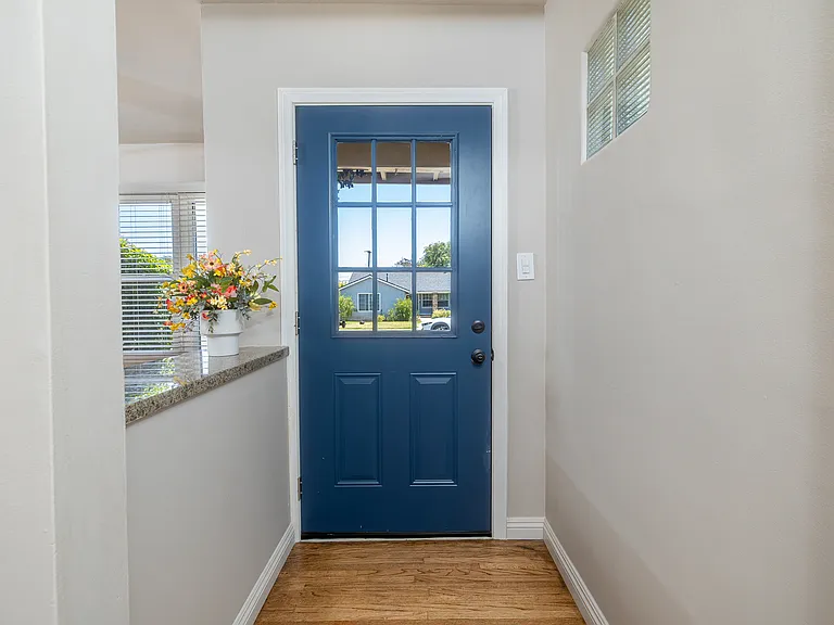 521 E Date St — Photo 6