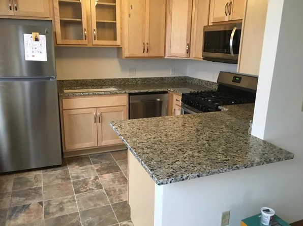 225 E Henry Clay St APT 1, Whitefish Bay, WI 53217