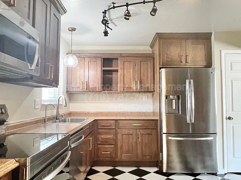 514 Catalina Dr — Photo 8