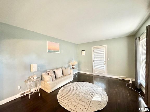 3rd image of 2401 Brittany Ln
