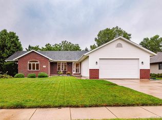 122 Fairbrook Dr, Waunakee, WI 53597