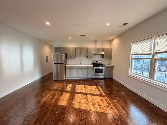 3rd image of 162 Lincoln Ave APT 2