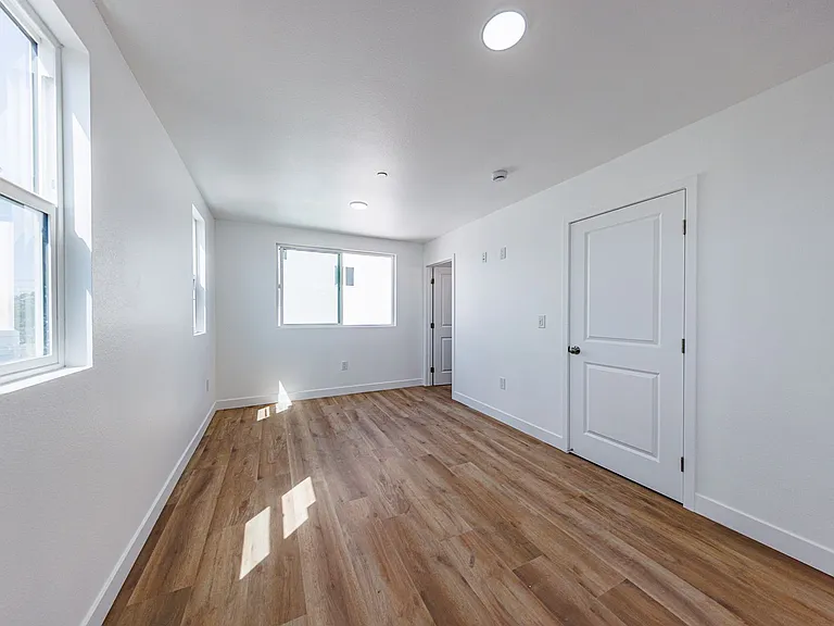 Huge 2, 3 & 4 Bed 2026 Townhomes — Photo 32