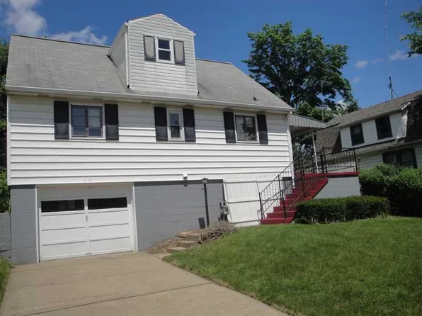 1865 Montour St, Coraopolis, PA 15108