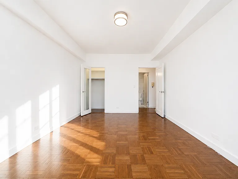 35 E 35th St #10-K — Photo 9