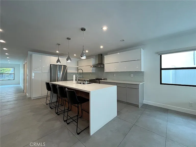 5735 Saloma Ave — Photo 2