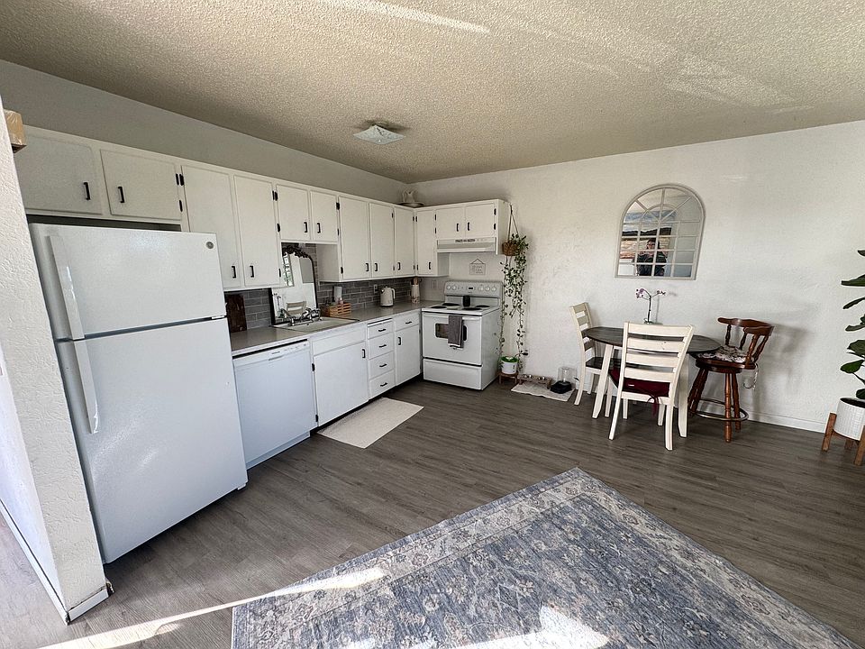 Kitchen includes dishwasher, refrigerator, stove/oven