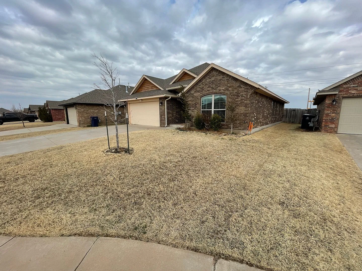 Beatiful 3 Bedroom Home For Rent In Yukon!! — Photo 2