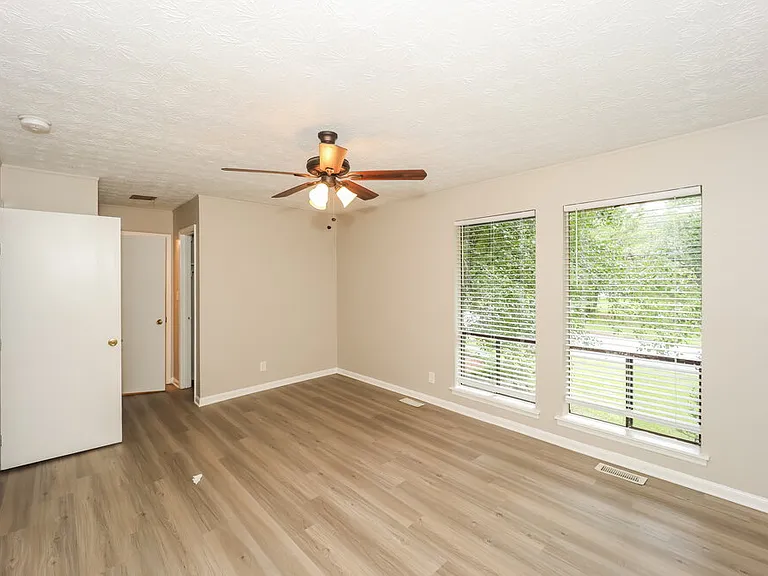 9036 Sterling Ridge Ln — Photo 14