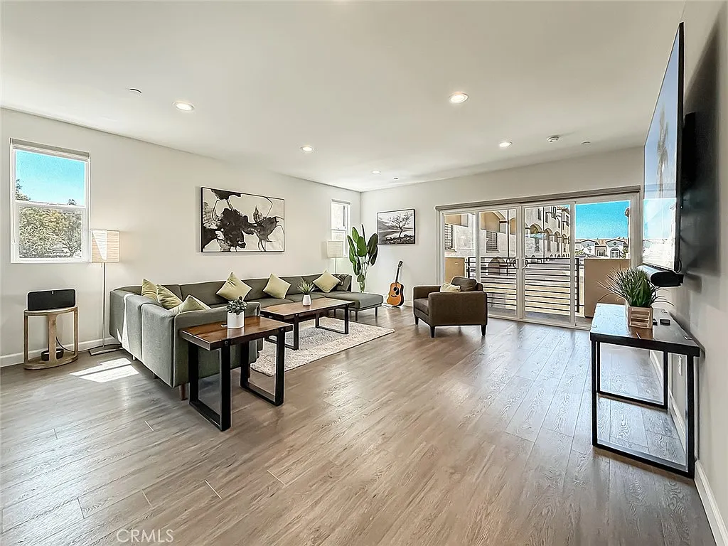 3 bed, 3.5 bath, 2171 sqft, $4,800 — Photo 2