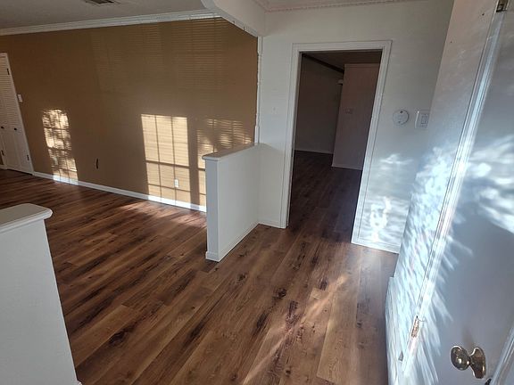 3rd image of 1914 Surrey Cir