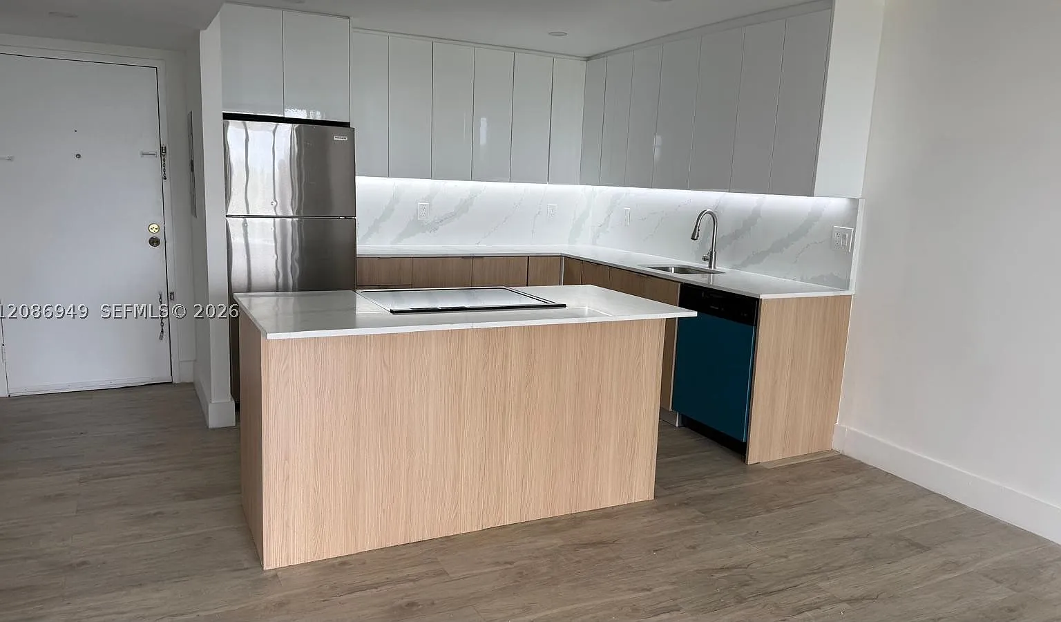 1 bed, 1.0 bath, 780 sqft, $2,100 — Photo 1