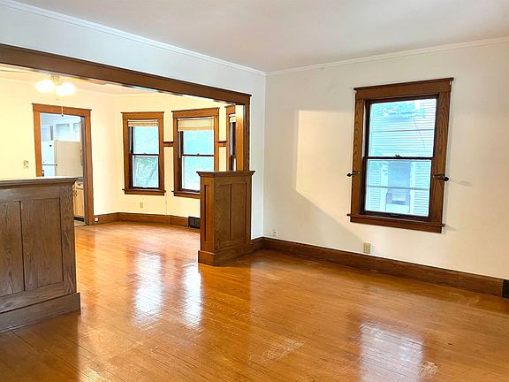 3rd image of 228 S Gardiner Ave