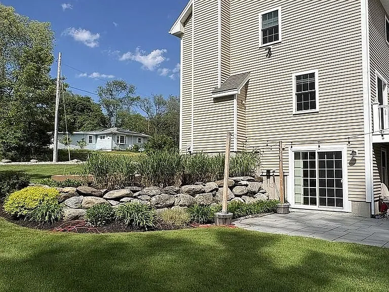 6 Dickson Ave — Photo 3