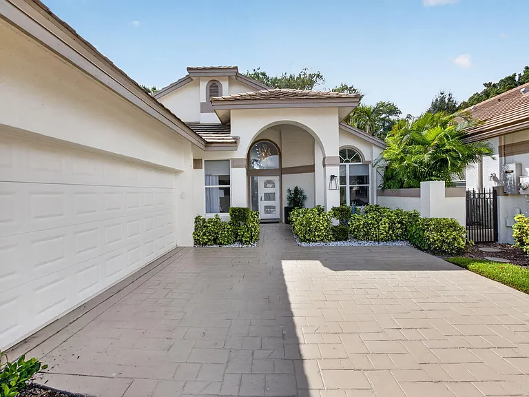 5372 NW 21st Ave — Photo 5