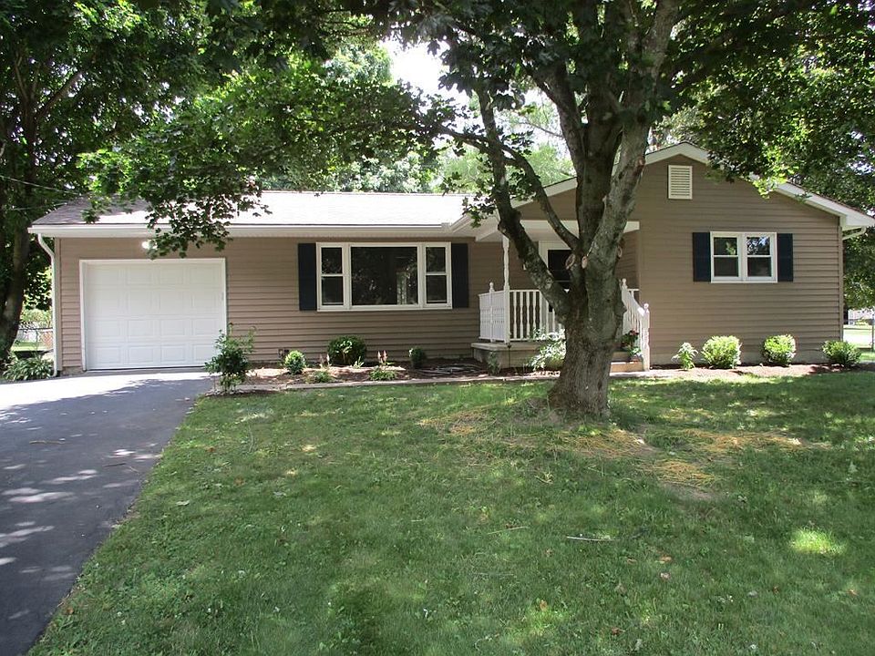 1st image of 8 Lyons Dr