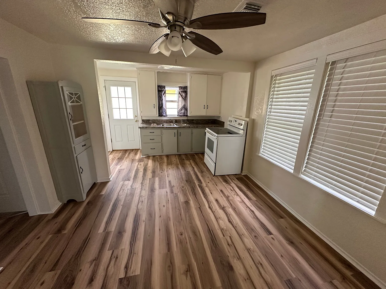 2 bed, 1.0 bath, 750 sqft, $1,150 — Photo 2